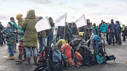 Marsch für die Menschlichkeit. Am zweiten Weihnachtstag zog die Karawane des Solidaritätsmarsches los. Mehr als 3000 Kilometer quer durch Europa soll es gehen und am Ende ins kriegsgebeutelte Aleppo – die Route vieler syrischer Flüchtlinge in entgegengesetzter Richtung.