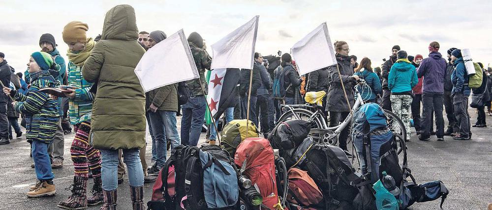 Marsch für die Menschlichkeit. Am zweiten Weihnachtstag zog die Karawane des Solidaritätsmarsches los. Mehr als 3000 Kilometer quer durch Europa soll es gehen und am Ende ins kriegsgebeutelte Aleppo – die Route vieler syrischer Flüchtlinge in entgegengesetzter Richtung.