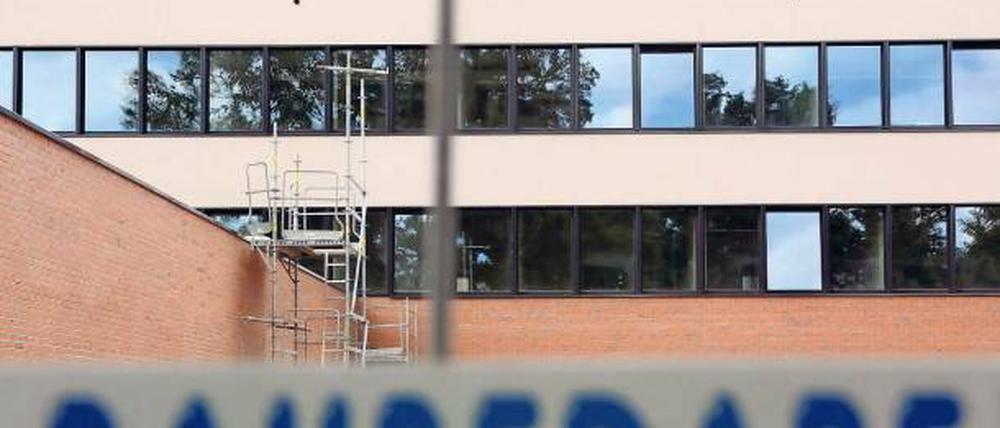 Sanierungsfall. Noch vor der Fertigstellung muss der Neubau der Da-Vinci-Schule schon wieder saniert werden – der Estrich ist zu feucht und hat für Schimmelbildung gesorgt.