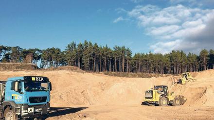 Jährlich 180.000 Kubikmeter Bauschutt sollen nach Plänen der Bauzuschlagstoffe und Recycling GmbH (BZR) auf der Mülldeponie in der Fresdorfer Heide gelagert werden. Anwohner befürchten Staubwolken aus toxischen Stoffen und zunehmenden Schwerlastverkehr.
