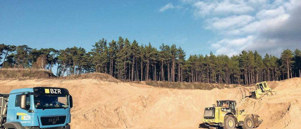 Jährlich 180.000 Kubikmeter Bauschutt sollen nach Plänen der Bauzuschlagstoffe und Recycling GmbH (BZR) auf der Mülldeponie in der Fresdorfer Heide gelagert werden. Anwohner befürchten Staubwolken aus toxischen Stoffen und zunehmenden Schwerlastverkehr.