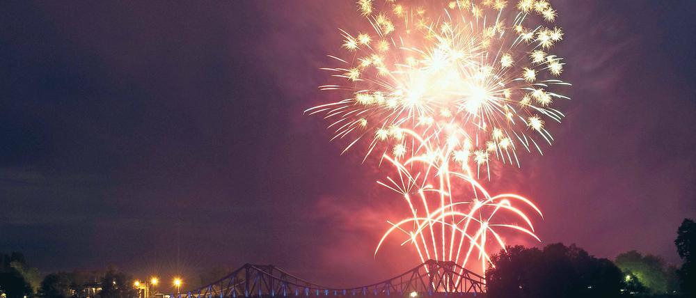 Mit Feuerwerk ins neue Jahr. Für viele Silvesterpartys in Potsdam gibt es noch Karten. Einen guten Blick über die Stadt hat man am Flatowturm im Park Babelsberg. In den Schlösserparks selbst ist Feuerwerk verboten.