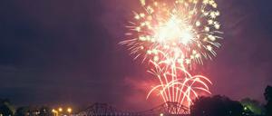 Mit Feuerwerk ins neue Jahr. Für viele Silvesterpartys in Potsdam gibt es noch Karten. Einen guten Blick über die Stadt hat man am Flatowturm im Park Babelsberg. In den Schlösserparks selbst ist Feuerwerk verboten.