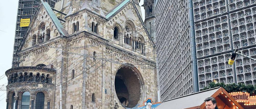 Am Tatort. Innensenator Andreas Geisel (rechts) und der Gesandte der italienischen Botschaft, Alessandro Gaudiano, gedachten am Donnerstag der Opfer.