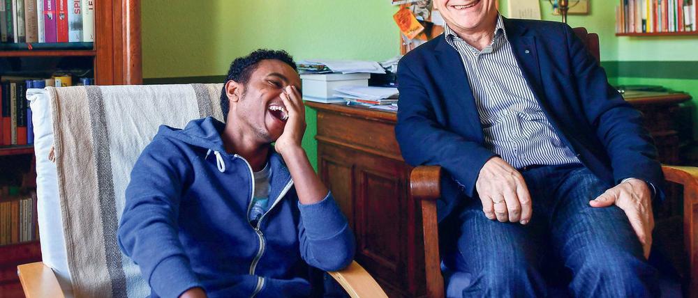 Vorurteile abbauen. Der Bundestagsabgeordnete Martin Patzelt (CDU/ r.) mit dem Flüchtling Haben aus Eritrea in seinem Wohnhaus im brandenburgischen Briesen. Patzelt hatte im vergangenen Jahr bundesweit Aufmerksamkeit erregt, als er zwei Flüchtlinge bei sich aufnahm.