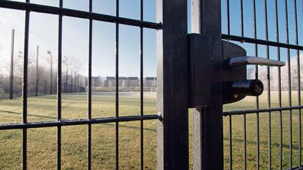 Dicht gemacht. Weil an der Entwässerung gespart wurde, ist der Fußballplatz Nowawiese gesperrt.