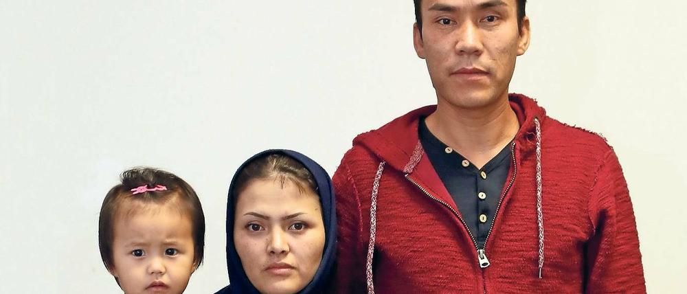 Ein Leben als Flüchtling. Fatemeh Hosseini und Matin Madari mit ihren Töchtern Mahia (l.) und Marta.