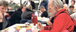 Festlich. Mehr als 50 Bedürftige besuchten die Weihnachtsfeier der Suppenküche Potsdam. Linke-Fraktionschef Hans-Jürgen Scharfenberg und Sozialdezernent Mike Schubert (SPD) überbrachten Geschenke und sangen gemeinsam Weihnachtslieder.