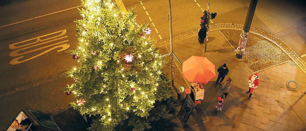 Vom Himmel hoch. So ist der Blick vom Balkon des alten Babelsberger Rathauses. Jeden Donnerstag spielte von hier oben der Evangelische Posaunenchor Babelsberg und unten, an der meist geschäftigen Kreuzung, blieben Passanten stehen für ein kleines, weihnachtliches Konzert.