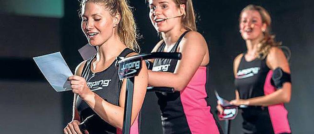Die singende, springende Weihnachtsparty im Trampolinkurs.