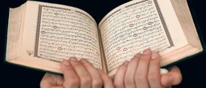 Auslegungssache. Die Interpretation einer heiligen Schrift ist immer auch eine Frage der Auslegung und Überlieferung. So kann es beispielsweise sein, dass die sprichwörtlichen Jungfrauen des Paradieses durch einen Lesefehler des Koran zustande gekommen sind, während eigentlich Weintrauben gemeint waren.