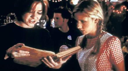Märchenstunde. Willow (Alyson Hannigan, links) liest ihrer Freundin Buffy (Sarah Michelle Gellar) vor. Die Serie „Buffy“ läuft im Programm von Sixx.