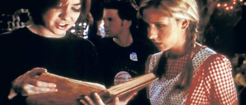 Märchenstunde. Willow (Alyson Hannigan, links) liest ihrer Freundin Buffy (Sarah Michelle Gellar) vor. Die Serie „Buffy“ läuft im Programm von Sixx.
