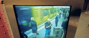 Alles im Blick? Das nicht. Zwar gibt es in Berlin rund 30 Kameras pro U-Bahnhof – viele können jedoch weder schwenken noch zoomen.
