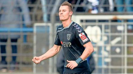 Matthias Steinborn spielt seine zweite Saison beim SV Babelsberg 03. Er wechselte nach dem Drittliga- Aufstieg des 1. FC Magdeburg in der vorletzten Saison von der Elbe an die Havel. Der gebürtige Berliner spielte in seiner Jugend bis zum Sommer 2013 beim BFC Dynamo. In der vergangenen Saison traf der der 27-Jährige zwölf Mal in der Regionalliga und bildete mit Andis Shala das erfolgreichste Torjägerduo der Nordoststaffel.