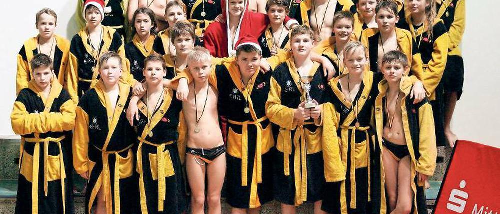 Viele Mäntelträger in Schwarz-Gelb oder Rot-Weiß. Die OSC-Nachwuchswasserballer ließen das Jahr beim Weihnachtsturnier ihres Vereins ausklingen.