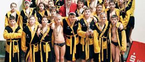 Viele Mäntelträger in Schwarz-Gelb oder Rot-Weiß. Die OSC-Nachwuchswasserballer ließen das Jahr beim Weihnachtsturnier ihres Vereins ausklingen.