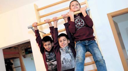 Verzweifelt. Die elf Jahre alten Drillinge von Jutta und Bringfried Pflug verstehen sich gut. Zwei der Jungs benötigen aber Unterstützung und eine Sprachtherapie. Die Stadt weigert sich beharrlich, die Kosten dafür zu übernehmen.