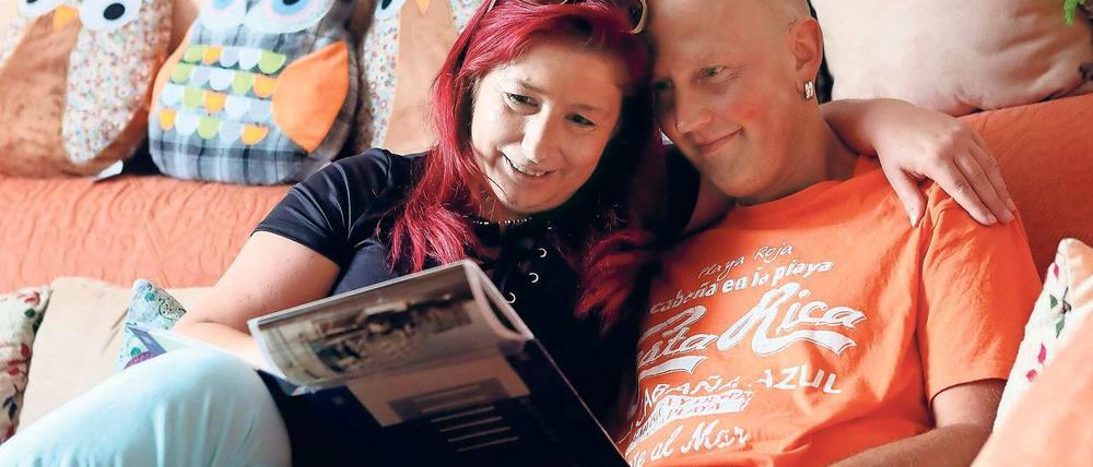 Blättern in der Vergangenheit. Patric Zocher (40) und seine Frau Nicole schauen sich Urlaubsbilder an. Vor einem halben Jahr war die Welt noch in Ordnung, dann kam die chronische Krankheit ALS in ihr Leben. „Ich kann meine Frau nicht mal mehr umarmen“, sagt Patric Zocher.