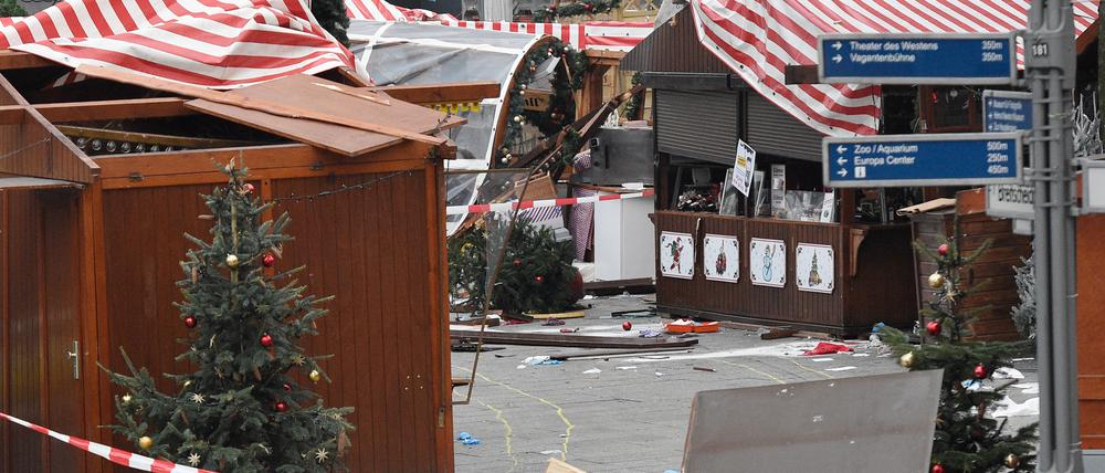 Eine Spur der Verwüstung am Dienstag auf dem Weihnachtsmarkt am Breitscheidplatz.