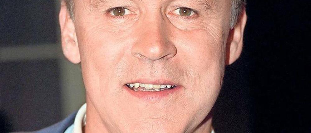 Elmar Hörig postet am rechten Rand entlang.