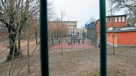 Zu eng, zu alt. Auf dem Stahnsdorfer Lindenhof-Campus sollen künftig mehr Schüler unterrichtet werden. Nach dem Neubau der Sporthalle soll deshalb die alte Halle umfunktioniert werden, auch ein Hortneubau ist geplant.