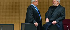 Ex-Hotelier Axel Hilpert (r) und sein Anwalt Matthias Schöneburg in einem Verhandlungssaal des Landgerichts in Frankfurt (Oder) (Brandenburg).