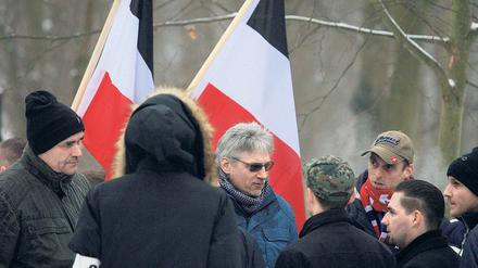 Unter Fahnen. Gerald Hübner, AfD-Politiker aus dem brandenburgischen Havelland, von Beruf Kriminaltechniker der Polizei, darf privat auch weiter bei Pegida demonstrieren, auch wenn ihm Neonazis auf die Schulter klopfen.