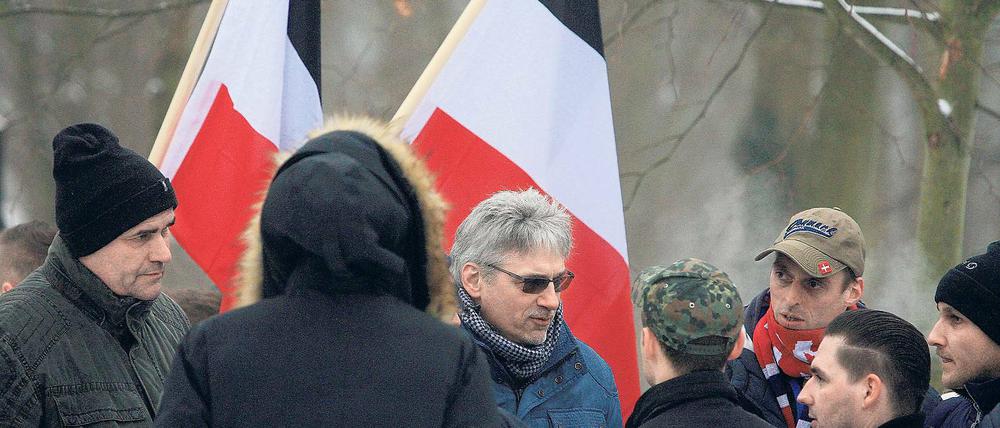 Unter Fahnen. Gerald Hübner, AfD-Politiker aus dem brandenburgischen Havelland, von Beruf Kriminaltechniker der Polizei, darf privat auch weiter bei Pegida demonstrieren, auch wenn ihm Neonazis auf die Schulter klopfen.