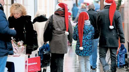 Gemeinsam shoppen. Eine von vielen Familien, die derzeit auf der Suche nach Geschenken in der Brandenburger Straße unterwegs sind. Die meisten Potsdamer werden aber wohl erst diese Woche alles Nötige für ihre Liebsten besorgen – das hoffen zumindest die Einzelhändler.