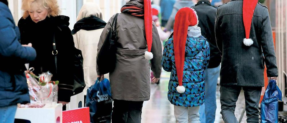 Gemeinsam shoppen. Eine von vielen Familien, die derzeit auf der Suche nach Geschenken in der Brandenburger Straße unterwegs sind. Die meisten Potsdamer werden aber wohl erst diese Woche alles Nötige für ihre Liebsten besorgen – das hoffen zumindest die Einzelhändler.