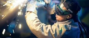 Einer der wenigen. Der 26-jährige Asylbewerber Hamza Ahmed aus Somalia, der zuvor als Schweißer ausgebildet wurde, an einem Stahlsegment für einen Windradturm der Reuther STC GmbH in Fürstenwalde. In Brandenburg arbeiten nur wenige Fachkräfte aus Nicht-EU-Ländern.