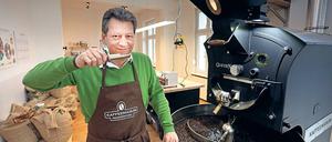 Duftprobe. Volker Behrendt röstet in seiner Rösterei „Kaffeemanum“ in Teltow noch von Hand. Seit Jahren beschäftigt sich der frühere IT-Außendienstler mit Kaffee. Er experimentiert gern mit den Bohnen und will in seinem neuen Geschäft auch eigene Kreationen anbieten.