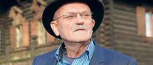 Mag alte Häuser. Hermann Kremer vor dem Museum Alexandrowka.