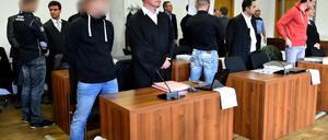Vergangenen Dienstag startete der Prozess gegen die Nauener Neonazi-Zelle. Auf dem Foto zu sehen: Christopher L. (l-r) und sein Rechtsanwalt Mario Schink, Dennis W. und sein Rechtsanwalt Friedrich Wolf, der angeklagte NPD-Kommunalpolitiker Maik Schneider und sein Rechtsanwalt Jens-Michael Knaak.