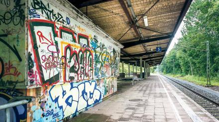 Wenig einladend. Nur 180 Fahrgäste nutzen den Bahnhof Pirscheide täglich. Das soll sich ändern. Der Bedarfshalt soll zum Umsteigebahnhof werden. Dazu will das Land unter anderem die oberen Bahnsteige des Kreuzungsbauwerks wieder in Betrieb nehmen. 1958 war der Bahnhof Pirschheide als Hauptbahnhof von Potsdam eröffnet worden.