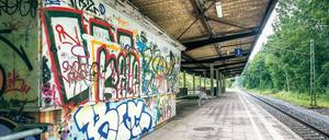 Wenig einladend. Nur 180 Fahrgäste nutzen den Bahnhof Pirscheide täglich. Das soll sich ändern. Der Bedarfshalt soll zum Umsteigebahnhof werden. Dazu will das Land unter anderem die oberen Bahnsteige des Kreuzungsbauwerks wieder in Betrieb nehmen. 1958 war der Bahnhof Pirschheide als Hauptbahnhof von Potsdam eröffnet worden.