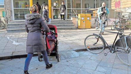 Wieder frei. Noch vor wenigen Tagen bedeutete die Stufe für Rollstuhlfahrer ein unüberwindliches Hindernis auf dem Weg zur Babelsberger Postfiliale. Jetzt hat der Grundstückseigentümer auf die Kritik von Kunden reagiert und eine neue Rampe betonieren lassen.
