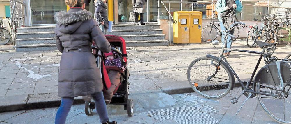 Wieder frei. Noch vor wenigen Tagen bedeutete die Stufe für Rollstuhlfahrer ein unüberwindliches Hindernis auf dem Weg zur Babelsberger Postfiliale. Jetzt hat der Grundstückseigentümer auf die Kritik von Kunden reagiert und eine neue Rampe betonieren lassen.