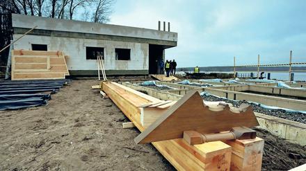 Es tut sich was. Am gestrigen Mittwoch wurden die ersten Balken für die Ventehalle am Jungfernsee installiert. In den kommenden Jahren soll das Ensemble der Kaiserlichen Matrosenstation Kongsnæs wiederaufgebaut werden.