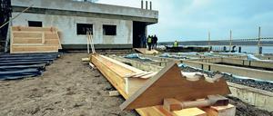 Es tut sich was. Am gestrigen Mittwoch wurden die ersten Balken für die Ventehalle am Jungfernsee installiert. In den kommenden Jahren soll das Ensemble der Kaiserlichen Matrosenstation Kongsnæs wiederaufgebaut werden.
