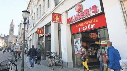 Einkaufen im Zentrum. Die Kaiser’s-Filiale in der Brandenburger Straße ist bei Anwohnern und Touristen beliebt. Sowohl Handelsvertreter als auch Kunden wünschen sich den Erhalt. Wie es nach der Wende bei den Rettungsgesprächen für die Supermarktkette mit den Potsdamer Filialen weitergeht, ist aber unklar.
