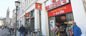 Einkaufen im Zentrum. Die Kaiser’s-Filiale in der Brandenburger Straße ist bei Anwohnern und Touristen beliebt. Sowohl Handelsvertreter als auch Kunden wünschen sich den Erhalt. Wie es nach der Wende bei den Rettungsgesprächen für die Supermarktkette mit den Potsdamer Filialen weitergeht, ist aber unklar.
