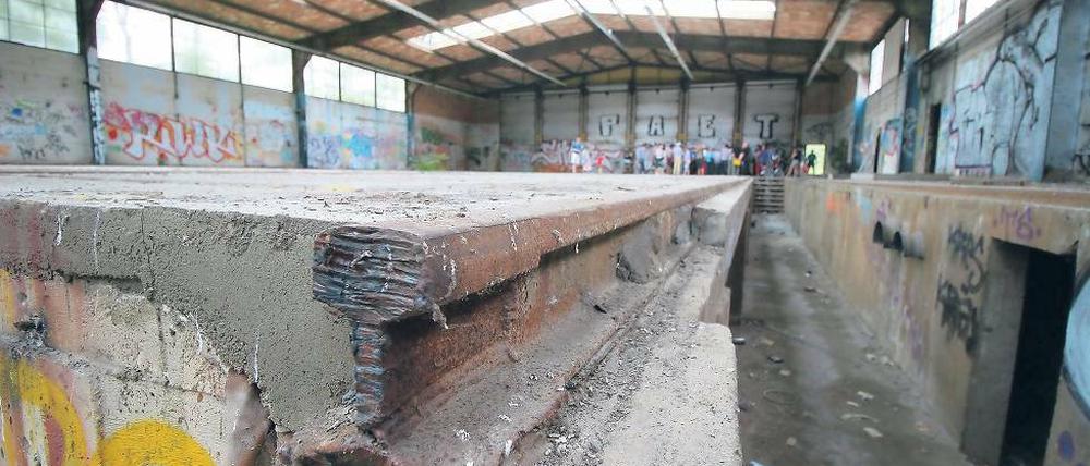Alt und neu. Jahrzehntelang stellte der Potsdamer Verkehrsbetrieb im alten Tramdepot in der Heinrich-Mann-Allee seine Straßenbahnen ab. In der großen Werkstatthalle wurden sie gewartet. Nun soll dort ein Wohngebiet entstehen.