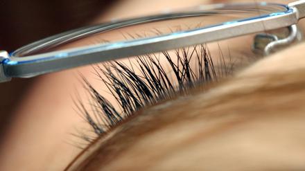Die Studentin Mine Kaya hatte im Rahmen ihrer Bachelorarbeit potenzielle Applikationssysteme für Wimpernseren sowie Anti-Aging-Anwendungen für die Augenpartie entwickelt und untersucht.