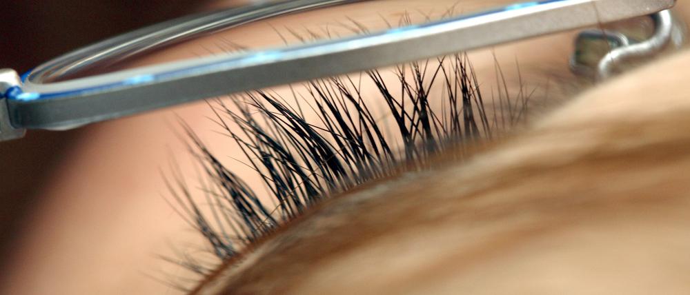 Die Studentin Mine Kaya hatte im Rahmen ihrer Bachelorarbeit potenzielle Applikationssysteme für Wimpernseren sowie Anti-Aging-Anwendungen für die Augenpartie entwickelt und untersucht.