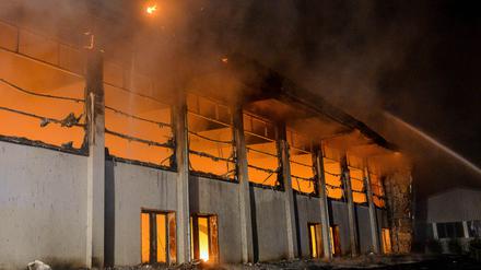 Im August 2015 wurde diese Turnhalle in Nauen angezündet, in die vorübergehend Flüchtlinge ziehen sollten. Hinter dem Anschlag stecken offenbar NPD-Politiker Maik Schneider und weitere Neonazis aus dem Havelland.