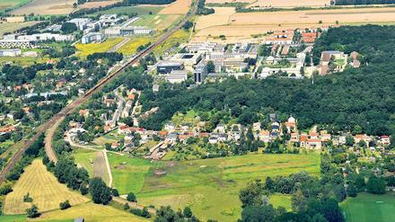Grün für Sportler. Unten rechts liegt der Sportplatz von Grün-Weiß Golm, auf dem die Kreisliga-Fußballer ihre Spiele austragen. Die Fläche nördlich und westlich davon, teilweise bewachsen, ist auch als Sportfläche ausgewiesen und – mangels Wohnbebauung in der Nähe – wohl auch gut geeignet für lärmintensivere Sportarten.