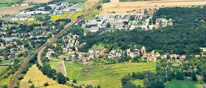 Grün für Sportler. Unten rechts liegt der Sportplatz von Grün-Weiß Golm, auf dem die Kreisliga-Fußballer ihre Spiele austragen. Die Fläche nördlich und westlich davon, teilweise bewachsen, ist auch als Sportfläche ausgewiesen und – mangels Wohnbebauung in der Nähe – wohl auch gut geeignet für lärmintensivere Sportarten.