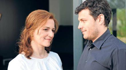 Die Geigenlehrerin und der brotlose Künstler. Clara (Martina Gedeck) und Jarek (Manuel Rubey) kommen sich näher.